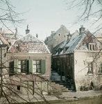 119269 Gezicht op de Twijnstraat aan de Werf te Utrecht, met de huizen Wijde Watersteeg 9 (links) en Wijde Watersteeg ...